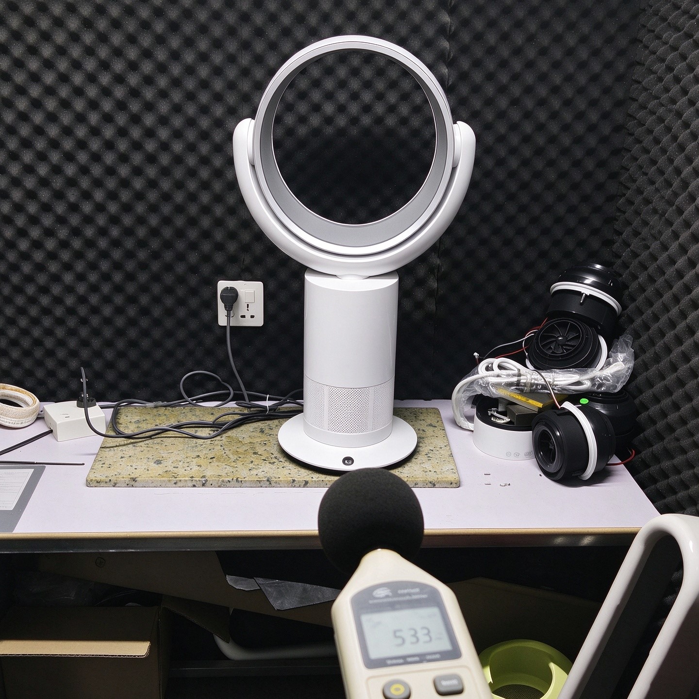 Noise and operating performance testing for a bladeless fan